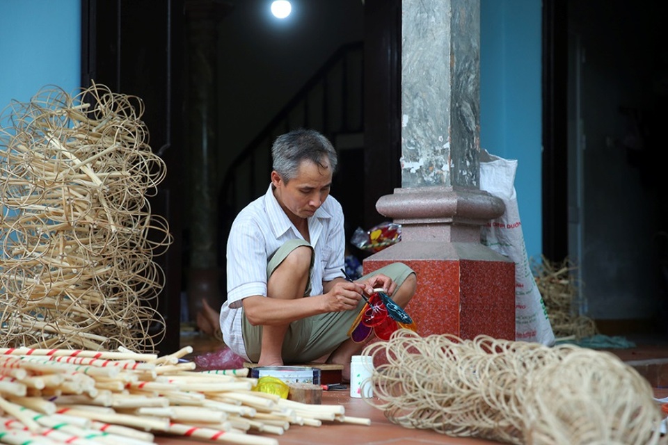Người đàn ông hơn 40 năm làm đèn ông sư Trung thu ở Hà Nội - 10