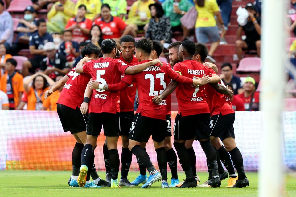 Văn Lâm cùng Muangthong United giành chiến thắng hủy diệt - 1 Văn Lâm cùng Muangthong United giành chiến thắng hủy diệt - 1