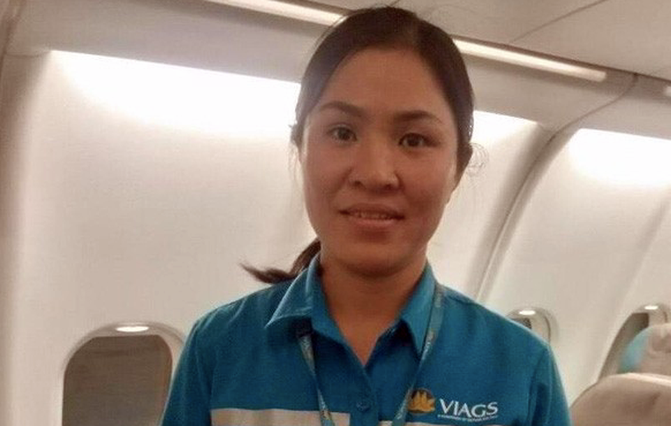 Nữ nhân viên vệ sinh nhặt được gần 1 tỷ đồng khách quên trên máy bay - 1 Nữ nhân viên vệ sinh nhặt được gần 1 tỷ đồng khách quên trên máy bay - 1
