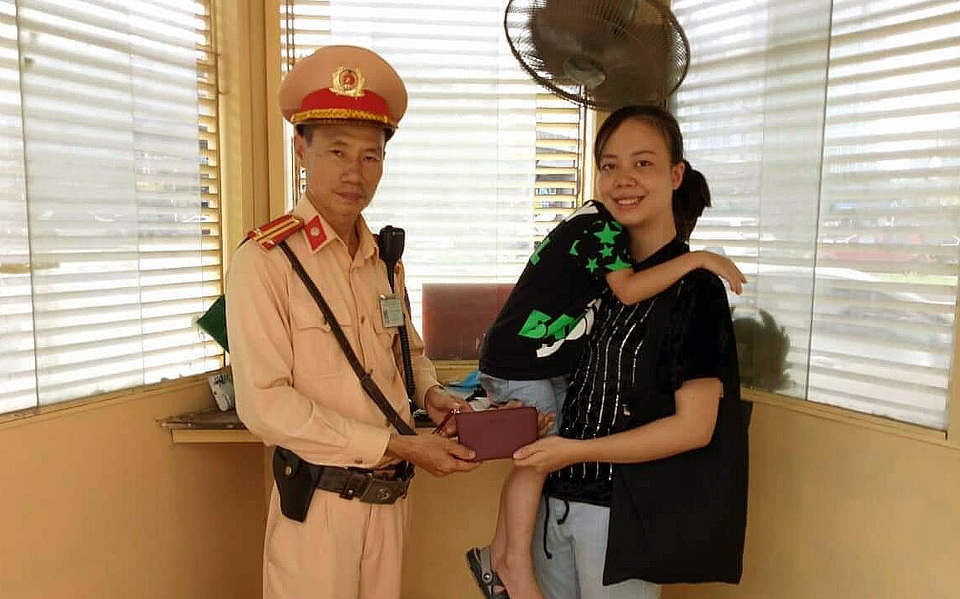 Người phụ nữ vui mừng nhận lại chiếc ví hợp mệnh từ CSGT - 1 Người phụ nữ vui mừng nhận lại chiếc ví hợp mệnh từ CSGT - 1