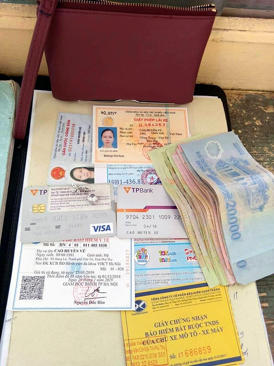 Người phụ nữ vui mừng nhận lại chiếc ví hợp mệnh từ CSGT - 2 Người phụ nữ vui mừng nhận lại chiếc ví hợp mệnh từ CSGT - 2
