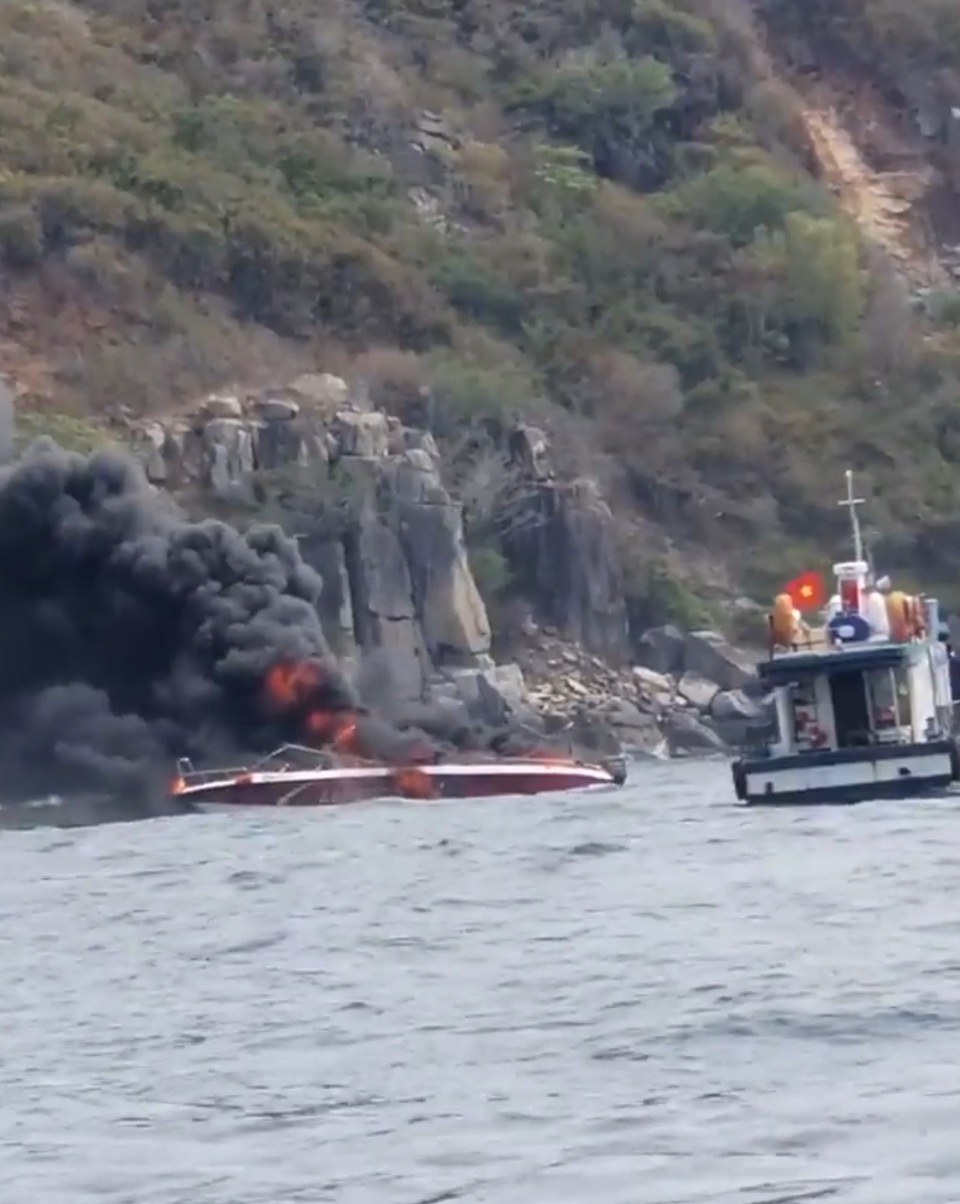 Ca nô vừa đưa khách lên đảo thì bốc cháy ngùn ngụt, 2 người bị thương - 2 Ca nô vừa đưa khách lên đảo thì bốc cháy ngùn ngụt, 2 người bị thương - 2