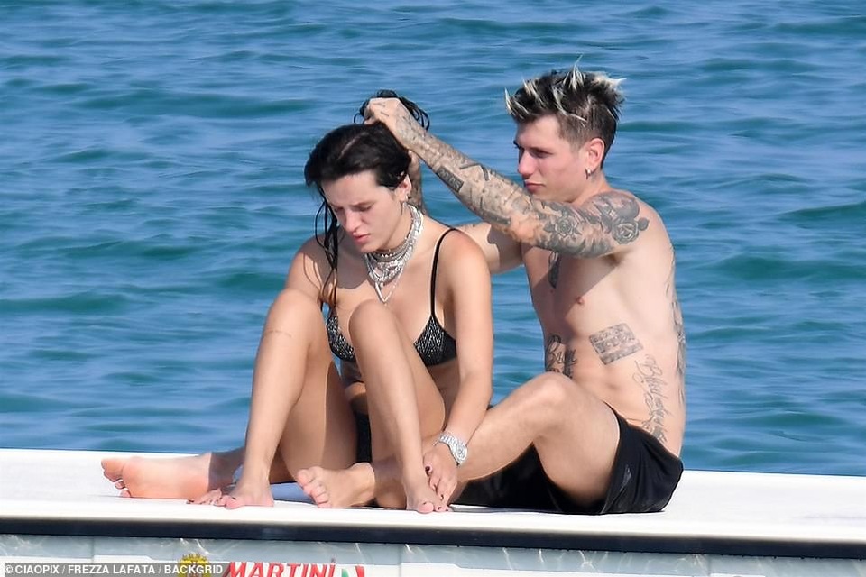 Bella Thorne nuột nà với áo tắm gợi cảm - 10 Bella Thorne nuột nà với áo tắm gợi cảm - 10