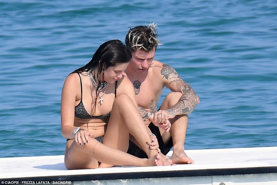 Bella Thorne nuột nà với áo tắm gợi cảm - 9 Bella Thorne nuột nà với áo tắm gợi cảm - 9