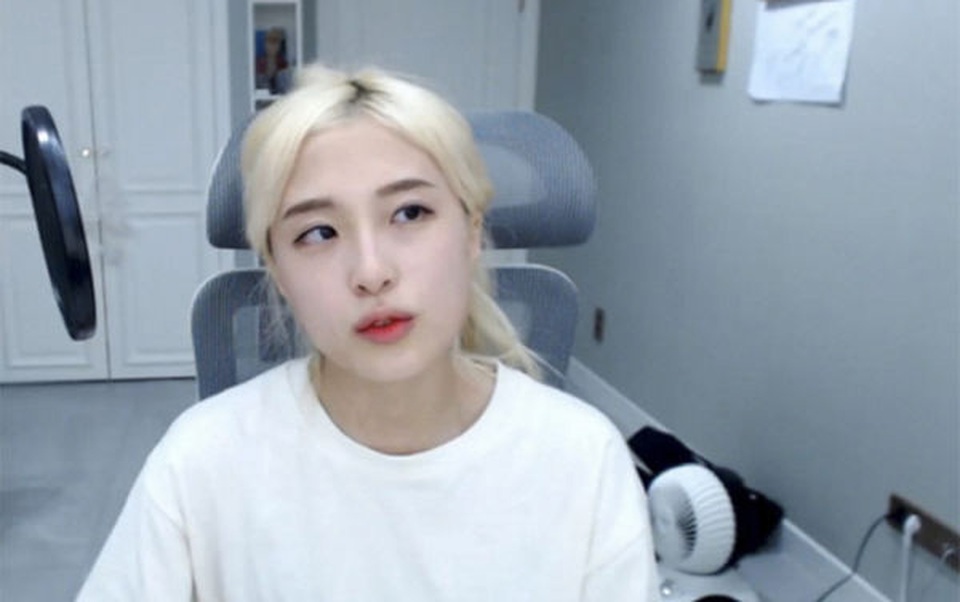 Fan nam nhảy cầu tự sát do bị nữ YouTuber khước từ lời mời ăn tối - 2 Fan nam nhảy cầu tự sát do bị nữ YouTuber khước từ lời mời ăn tối - 2