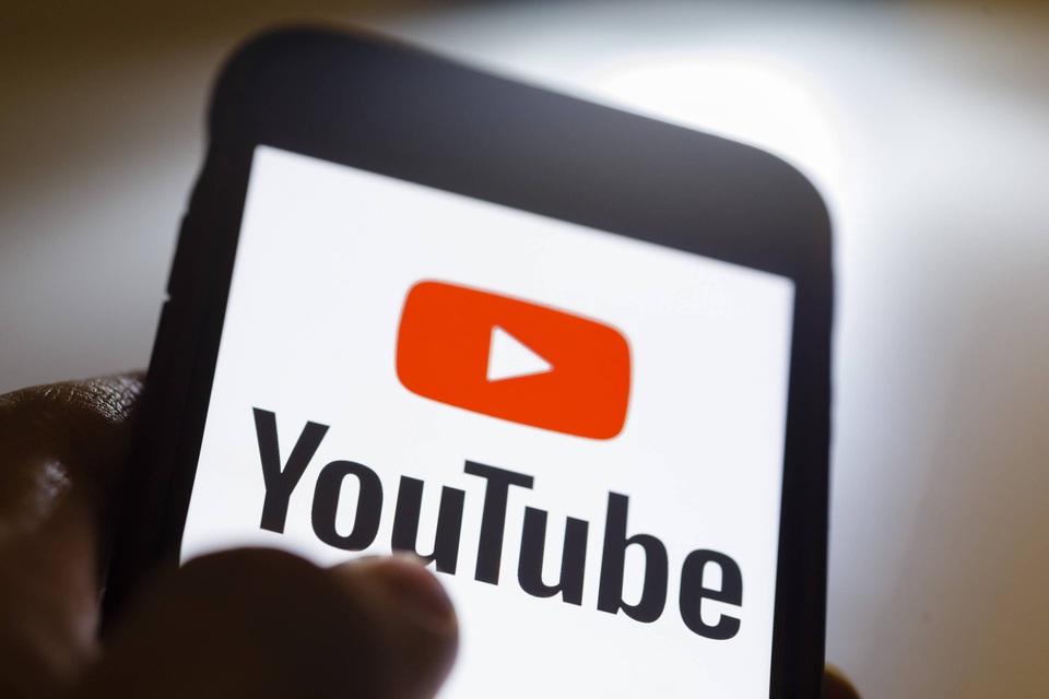 Fan nam nhảy cầu tự sát do bị nữ YouTuber khước từ lời mời ăn tối - 1 Fan nam nhảy cầu tự sát do bị nữ YouTuber khước từ lời mời ăn tối - 1