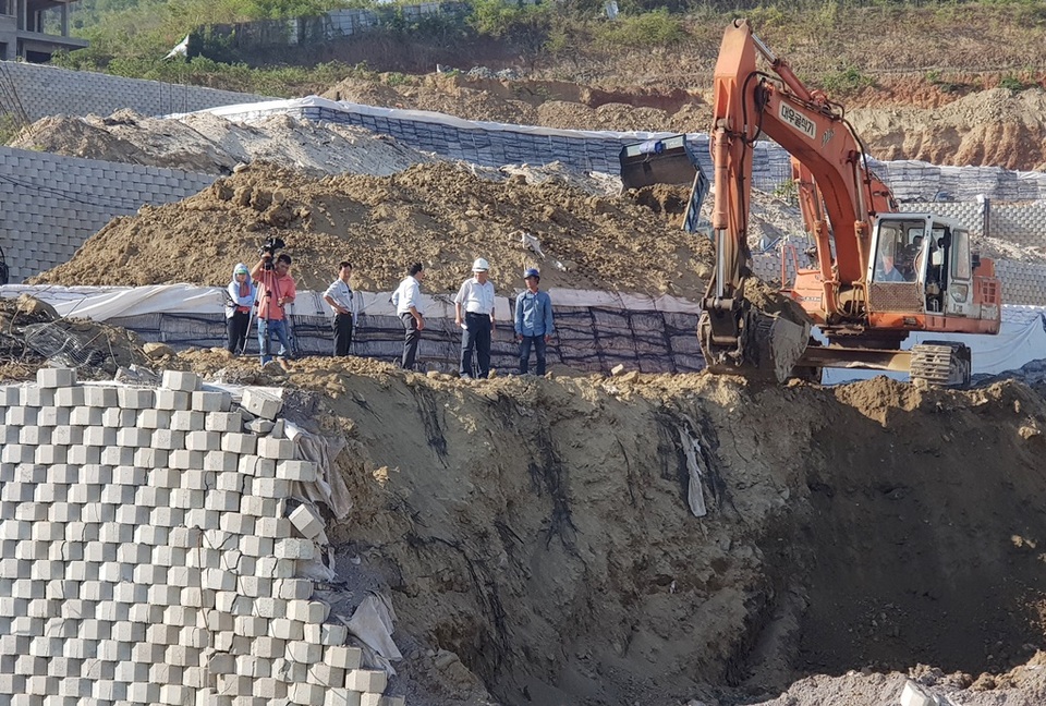 Cận cảnh tháo dỡ bức tường khủng sai phép đe doạ nhà dân ở Nha Trang - 3 Cận cảnh tháo dỡ bức tường khủng sai phép đe doạ nhà dân ở Nha Trang - 3