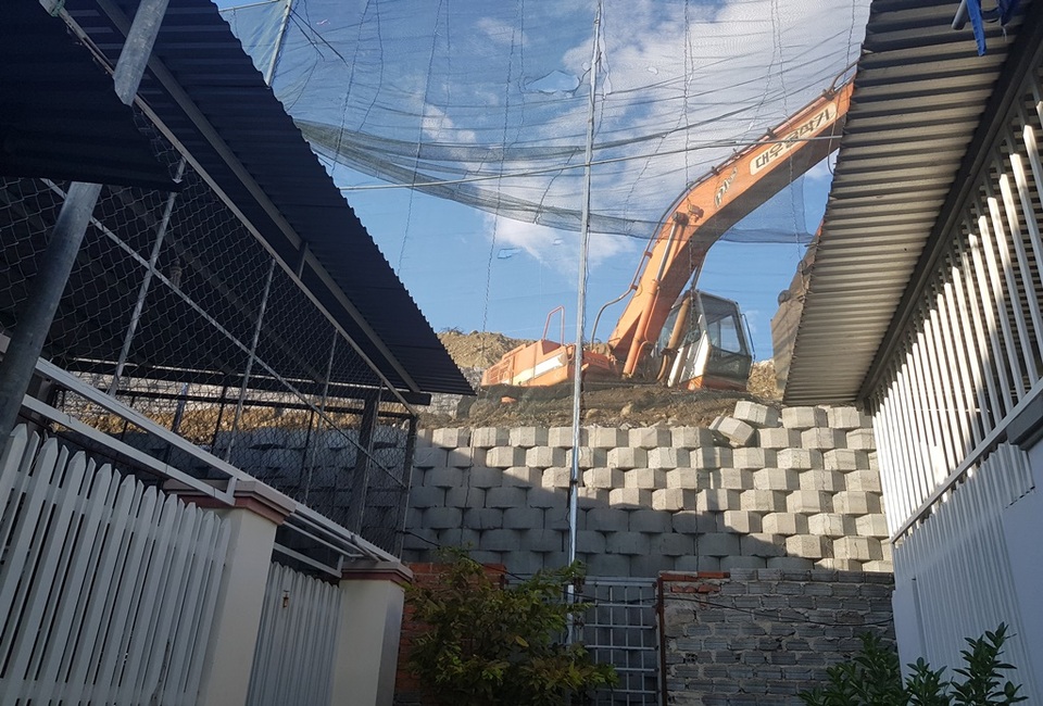 Cận cảnh tháo dỡ bức tường khủng sai phép đe doạ nhà dân ở Nha Trang - 9 Cận cảnh tháo dỡ bức tường khủng sai phép đe doạ nhà dân ở Nha Trang - 9