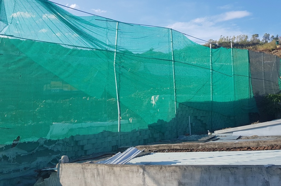Cận cảnh tháo dỡ bức tường khủng sai phép đe doạ nhà dân ở Nha Trang - 10 Cận cảnh tháo dỡ bức tường khủng sai phép đe doạ nhà dân ở Nha Trang - 10