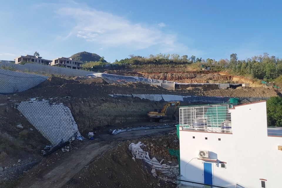 Cận cảnh tháo dỡ bức tường khủng sai phép đe doạ nhà dân ở Nha Trang - 6 Cận cảnh tháo dỡ bức tường khủng sai phép đe doạ nhà dân ở Nha Trang - 6