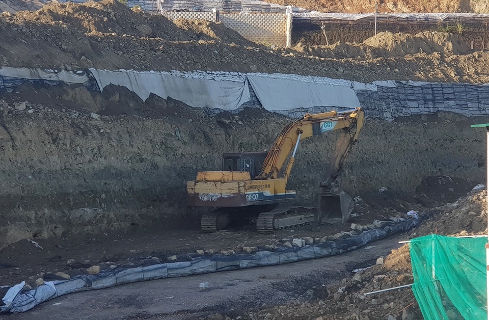 Cận cảnh tháo dỡ bức tường khủng sai phép đe doạ nhà dân ở Nha Trang - 8 Cận cảnh tháo dỡ bức tường khủng sai phép đe doạ nhà dân ở Nha Trang - 8