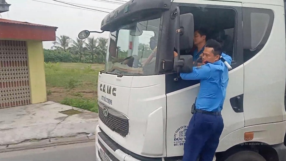Xe quá tải bỏ chạy bất chấp thanh tra giao thông đu bám bên cánh cửa - 1 Xe quá tải bỏ chạy bất chấp thanh tra giao thông đu bám bên cánh cửa - 1