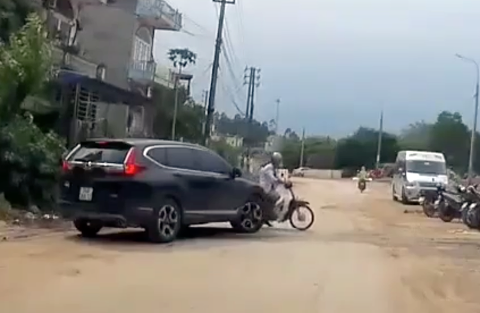 Tài xế ôtô liên tục chặn đầu xe cẩu, xe công-ten-nơ để gây sự: Nghi có hơi men - 6 Tài xế ôtô liên tục chặn đầu xe cẩu, xe công-ten-nơ để gây sự: Nghi có hơi men - 6