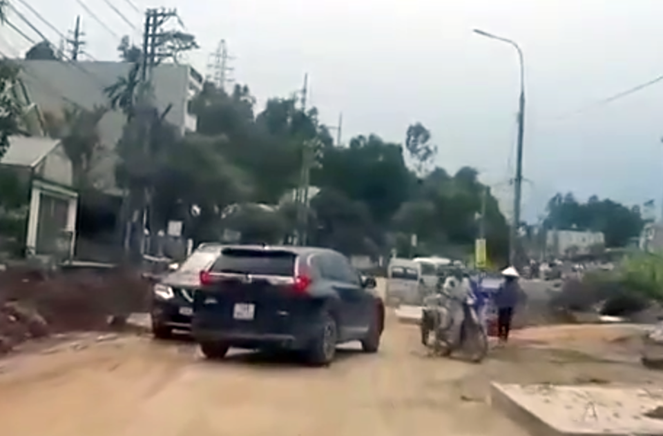 Tài xế ôtô liên tục chặn đầu xe cẩu, xe công-ten-nơ để gây sự: Nghi có hơi men - 7 Tài xế ôtô liên tục chặn đầu xe cẩu, xe công-ten-nơ để gây sự: Nghi có hơi men - 7