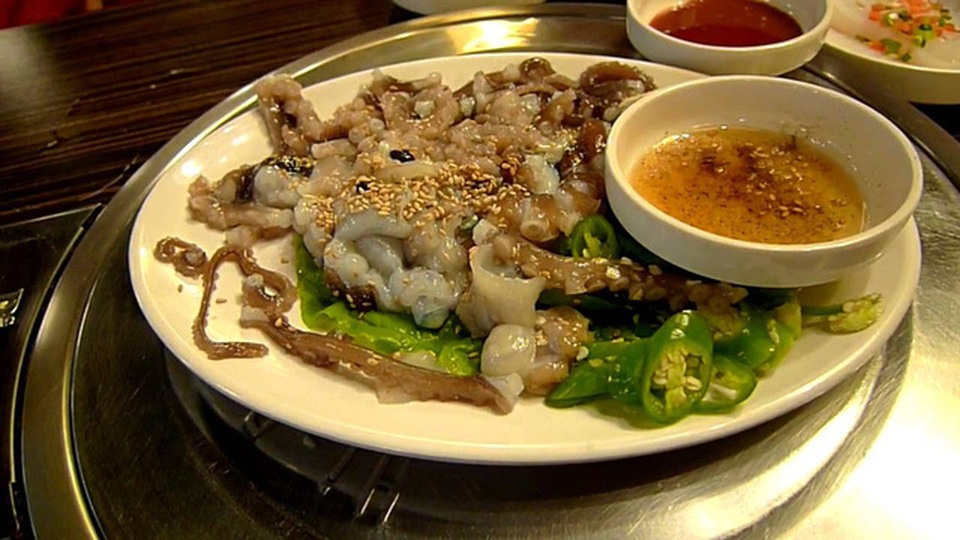 Những món ăn sống “kinh dị” nhất thế giới, Việt Nam cũng góp mặt - 6 Những món ăn sống “kinh dị” nhất thế giới, Việt Nam cũng góp mặt - 6