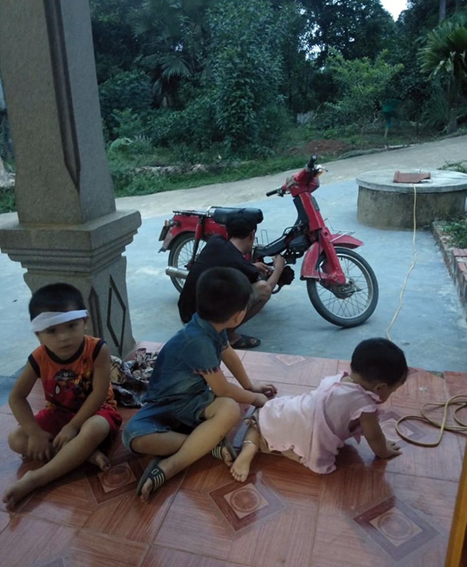 Xót xa cảnh 3 đứa con thơ mất mẹ đúng ngày giỗ ông! - 5 Xót xa cảnh 3 đứa con thơ mất mẹ đúng ngày giỗ ông! - 5