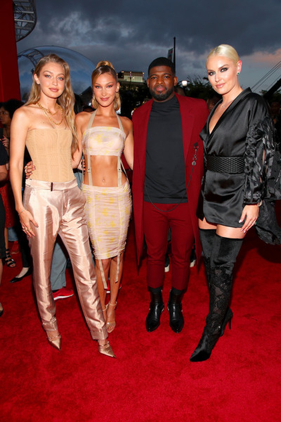 Bella Hadid khoe eo thon, dáng thanh mảnh - 9 Bella Hadid khoe eo thon, dáng thanh mảnh - 9