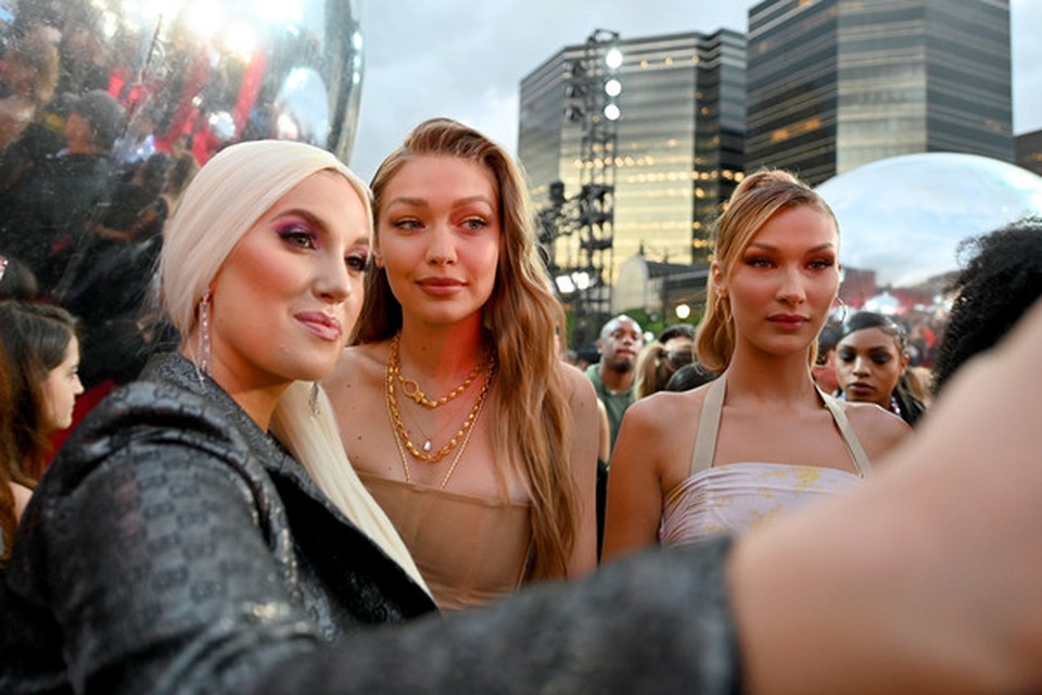 Bella Hadid khoe eo thon, dáng thanh mảnh - 11 Bella Hadid khoe eo thon, dáng thanh mảnh - 11