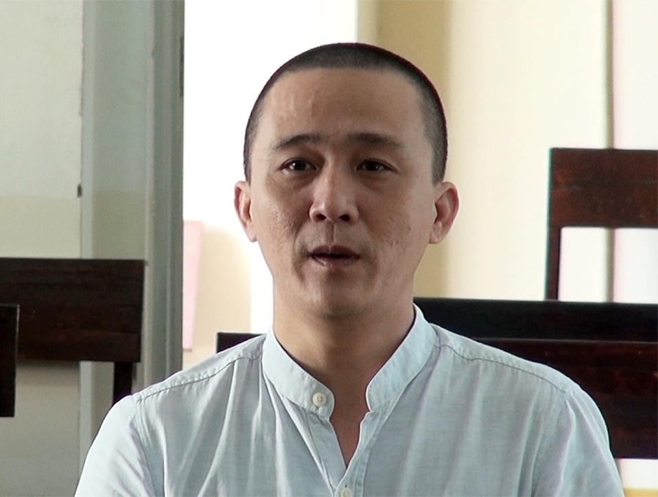Nhiều gã đàn ông tù tội vì thuê xe ô tô cầm lấy tiền qua biên giới đánh bạc - 1 Nhiều gã đàn ông tù tội vì thuê xe ô tô cầm lấy tiền qua biên giới đánh bạc - 1