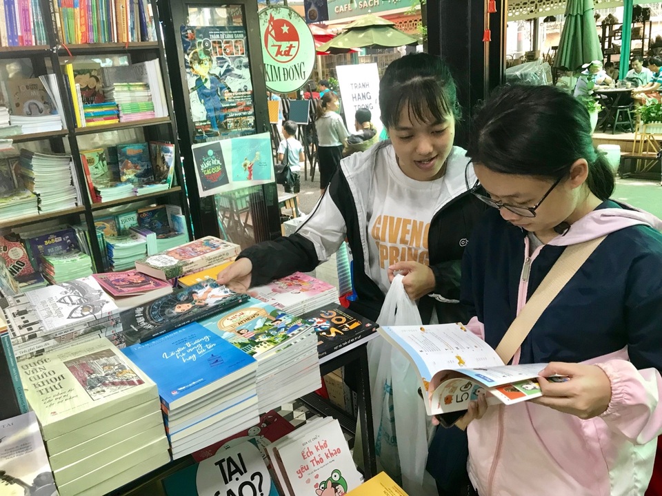Thương học sinh Việt phải “gói mình” trong sách giáo khoa - 3 Thương học sinh Việt phải “gói mình” trong sách giáo khoa - 3