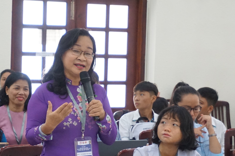 Thương học sinh Việt phải “gói mình” trong sách giáo khoa - 1 Thương học sinh Việt phải “gói mình” trong sách giáo khoa - 1
