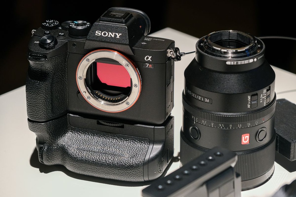 Sony ra mắt bộ đôi máy ảnh Full-Frame Mirrorless giá 90 triệu đồng - 1 Sony ra mắt bộ đôi máy ảnh Full-Frame Mirrorless giá 90 triệu đồng - 1
