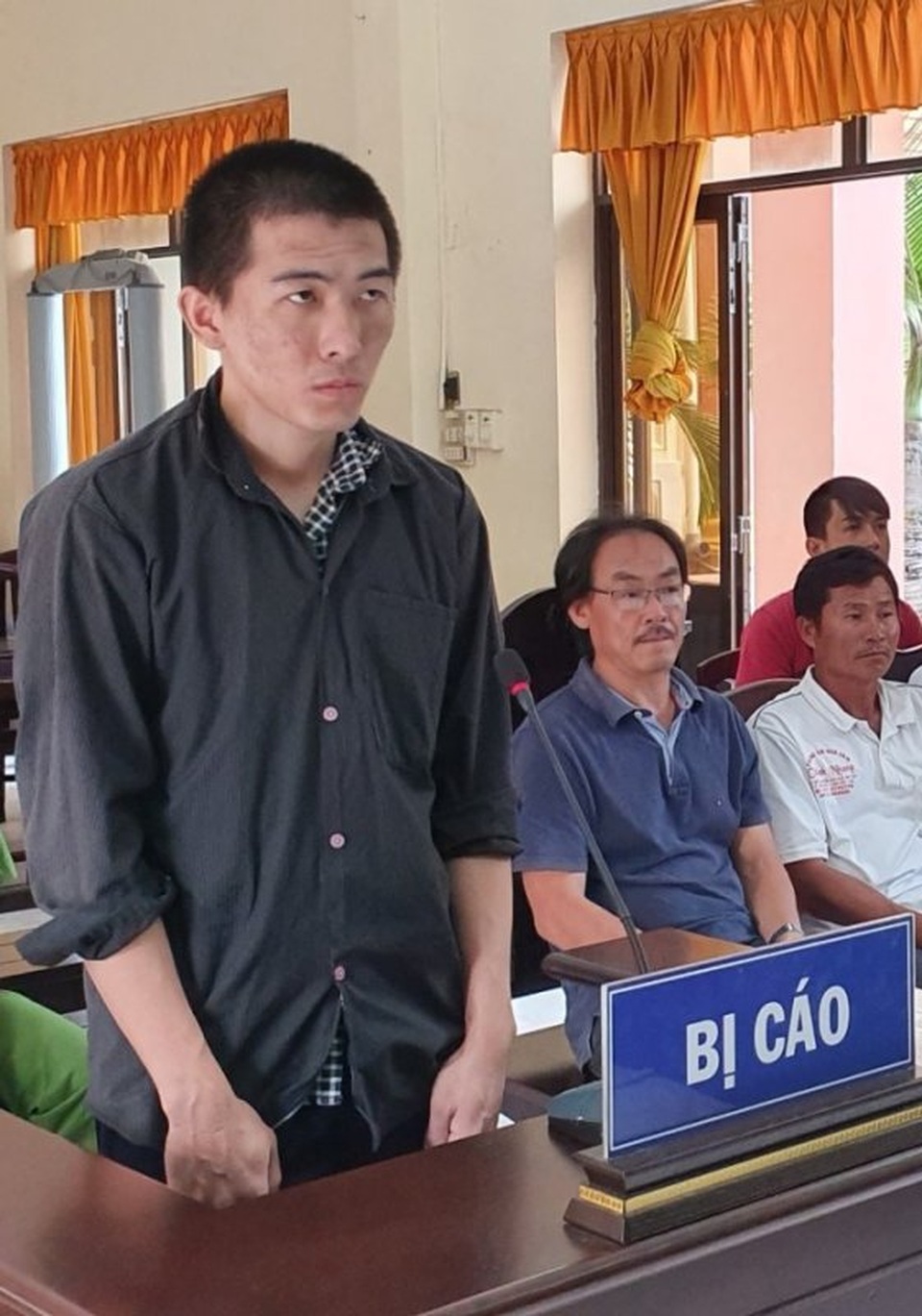 Nhiều gã đàn ông tù tội vì thuê xe ô tô cầm lấy tiền qua biên giới đánh bạc - 2 Nhiều gã đàn ông tù tội vì thuê xe ô tô cầm lấy tiền qua biên giới đánh bạc - 2