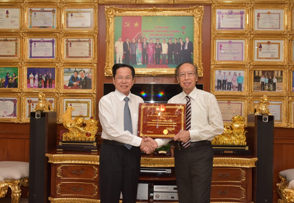 Anh hùng Lao động Lê Văn Kiểm tặng Quỹ khuyến học “Vòng tay đồng đội” 500 triệu đồng - 1 Anh hùng Lao động Lê Văn Kiểm tặng Quỹ khuyến học “Vòng tay đồng đội” 500 triệu đồng - 1