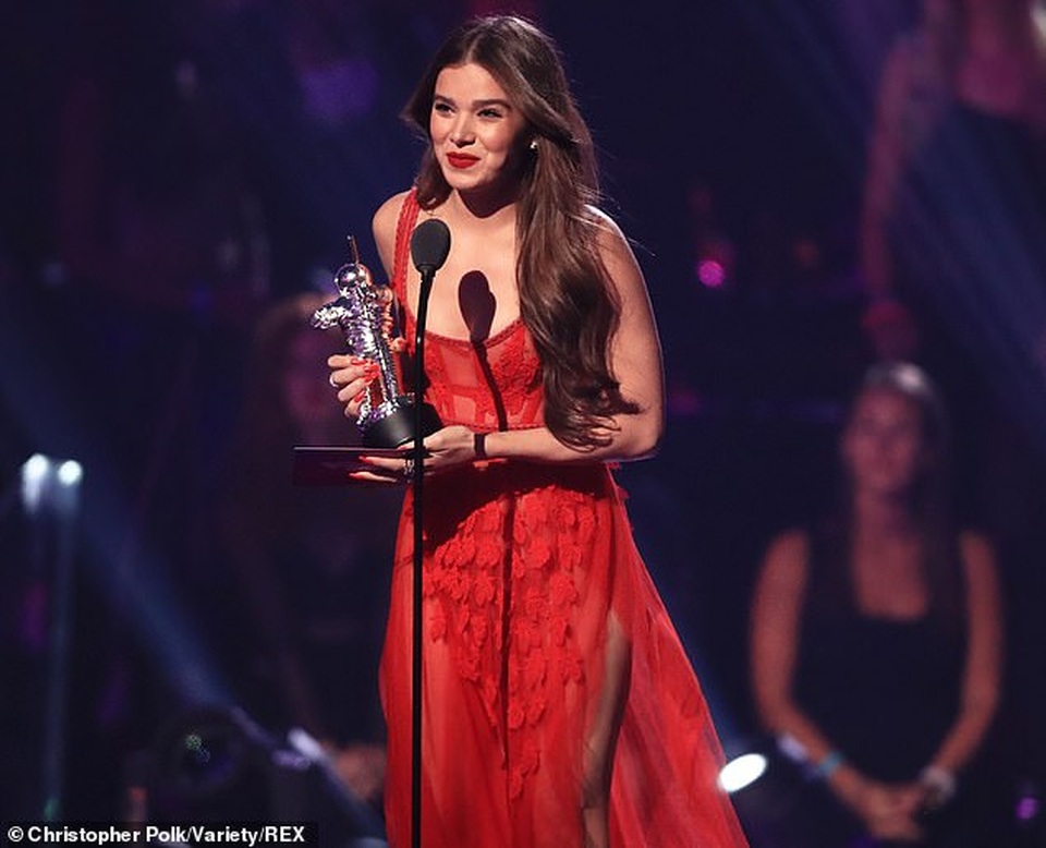 Hailee Steinfeld suýt lộ vòng ba vì váy quá mỏng - 13 Hailee Steinfeld suýt lộ vòng ba vì váy quá mỏng - 13