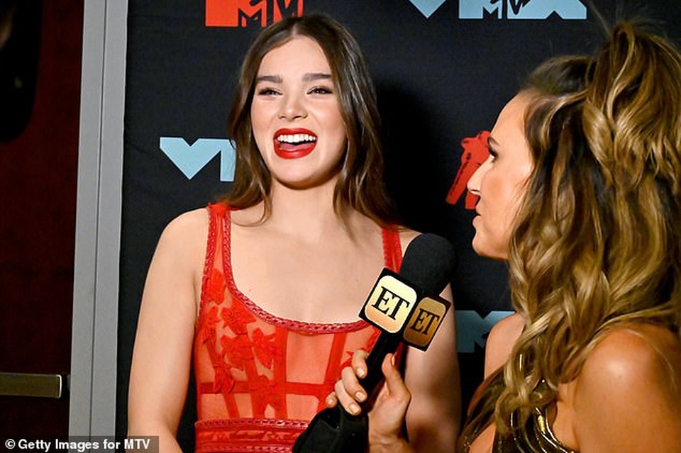 Hailee Steinfeld suýt lộ vòng ba vì váy quá mỏng - 12 Hailee Steinfeld suýt lộ vòng ba vì váy quá mỏng - 12