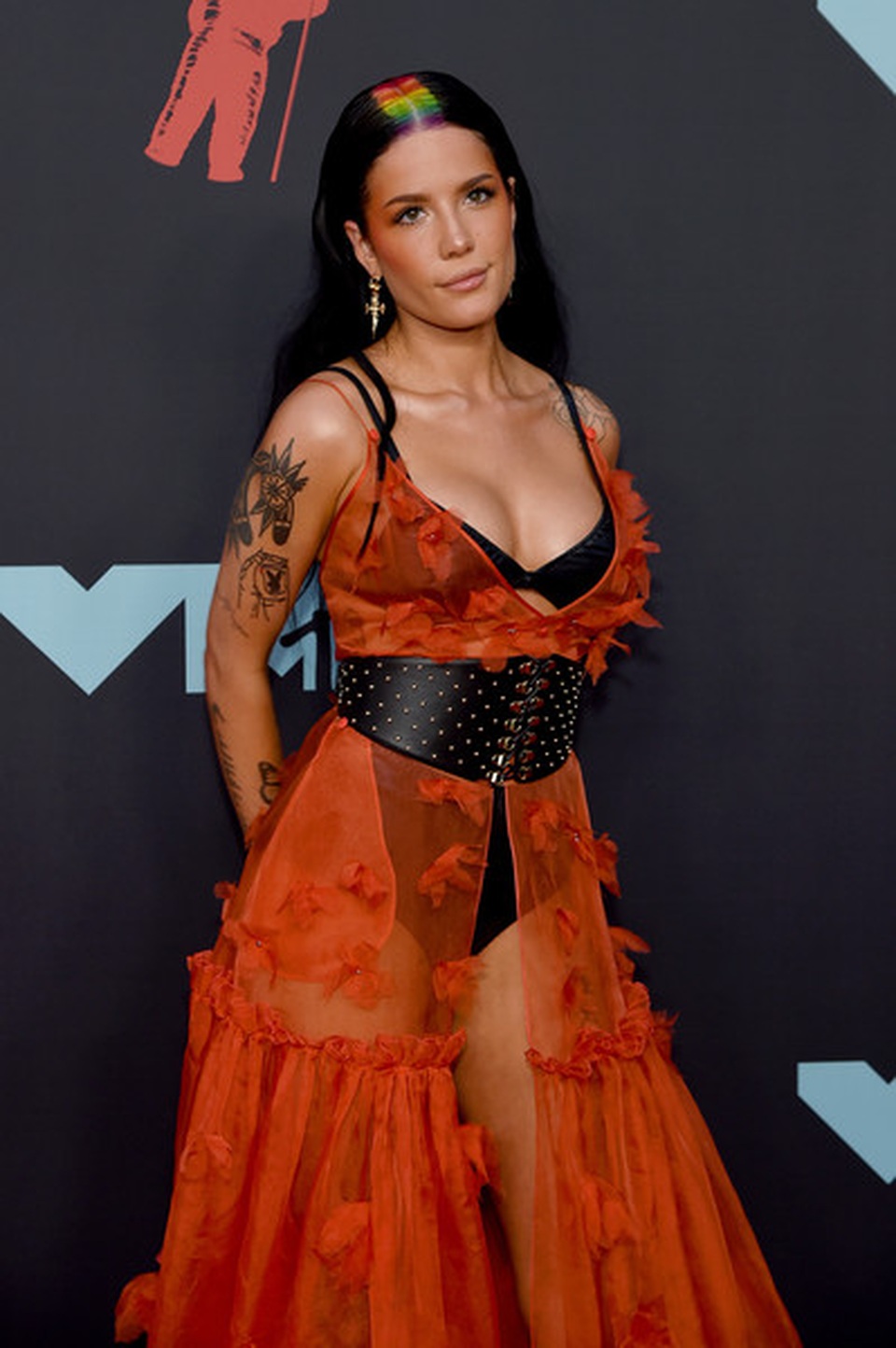 Halsey lấp ló vòng một nảy nở - 4 Halsey lấp ló vòng một nảy nở - 4