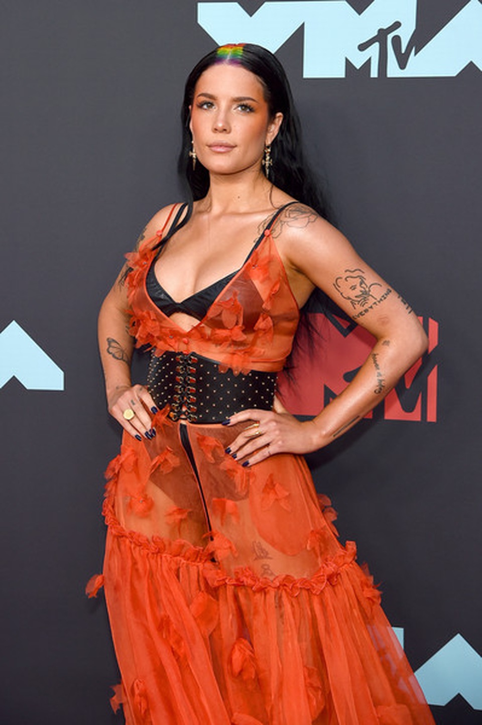 Halsey lấp ló vòng một nảy nở - 3 Halsey lấp ló vòng một nảy nở - 3