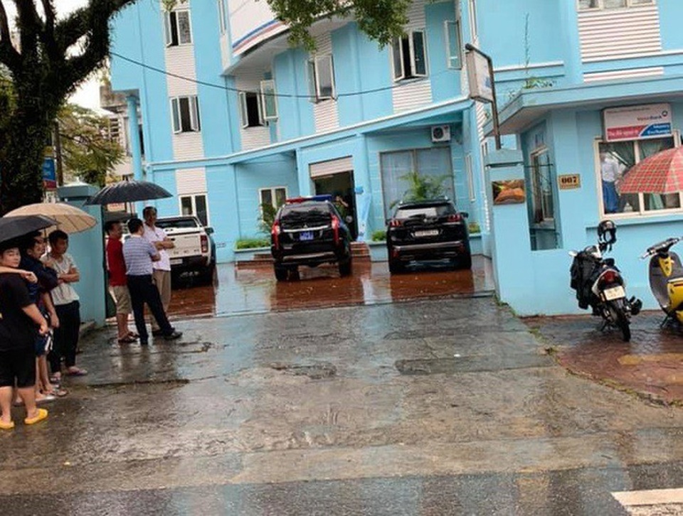 Nam thanh niên cầm kiếm xông vào phòng giao dịch ngân hàng Vietinbank cướp tiền - 2 Nam thanh niên cầm kiếm xông vào phòng giao dịch ngân hàng Vietinbank cướp tiền - 2