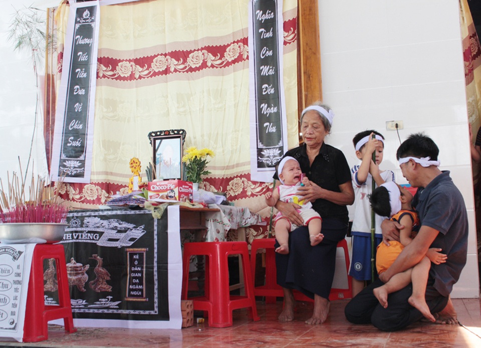 Xót xa cảnh 3 đứa con thơ mất mẹ đúng ngày giỗ ông! - 1 Xót xa cảnh 3 đứa con thơ mất mẹ đúng ngày giỗ ông! - 1