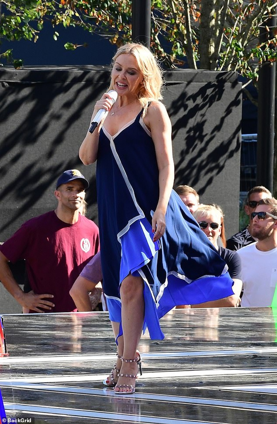 Kylie Minogue xinh đẹp, rạng rỡ ở tuổi 51 - 5 Kylie Minogue xinh đẹp, rạng rỡ ở tuổi 51 - 5