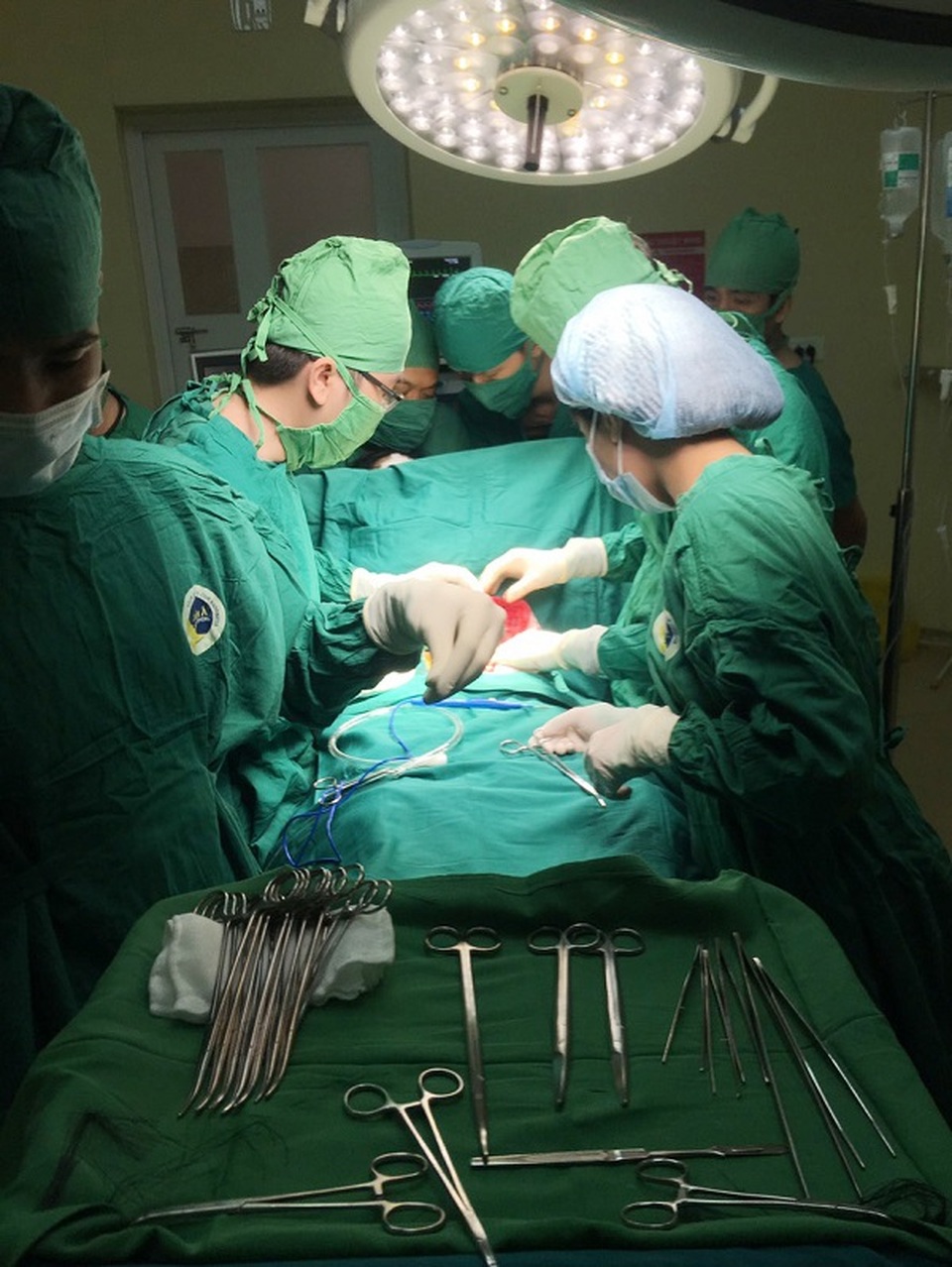 Rách toạc bụng, lòi ruột vì lưỡi cưa văng trúng - 2 Rách toạc bụng, lòi ruột vì lưỡi cưa văng trúng - 2