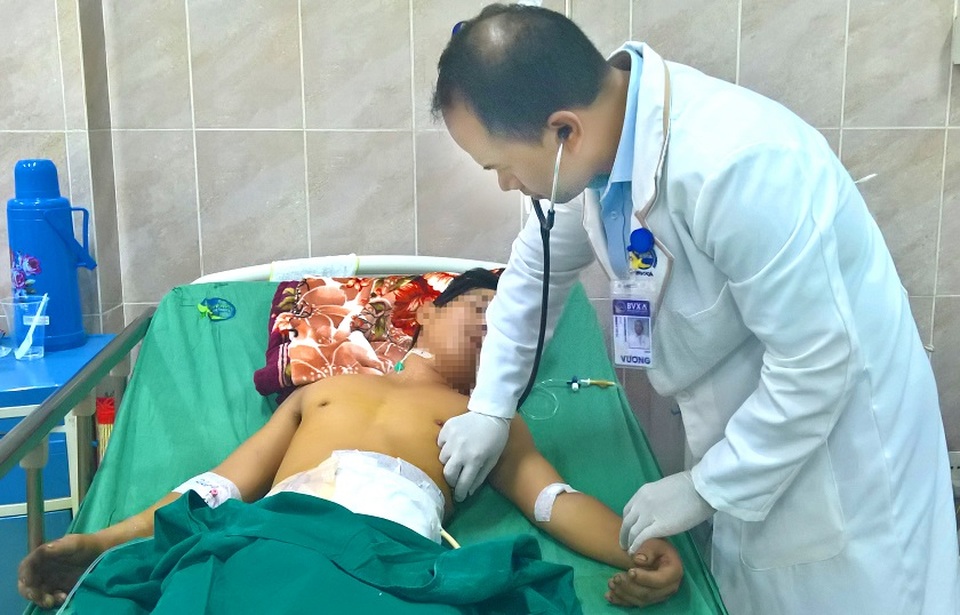 Rách toạc bụng, lòi ruột vì lưỡi cưa văng trúng - 3 Rách toạc bụng, lòi ruột vì lưỡi cưa văng trúng - 3