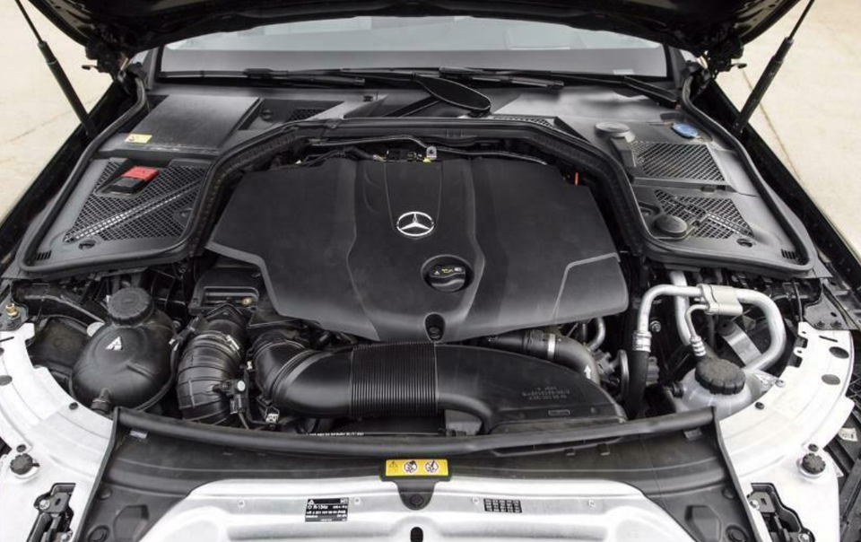 Triệu hồi 28.400 chiếc Mercedes-Benz C-Class vì nguy cơ rơi ắc-quy - 2 Triệu hồi 28.400 chiếc Mercedes-Benz C-Class vì nguy cơ rơi ắc-quy - 2