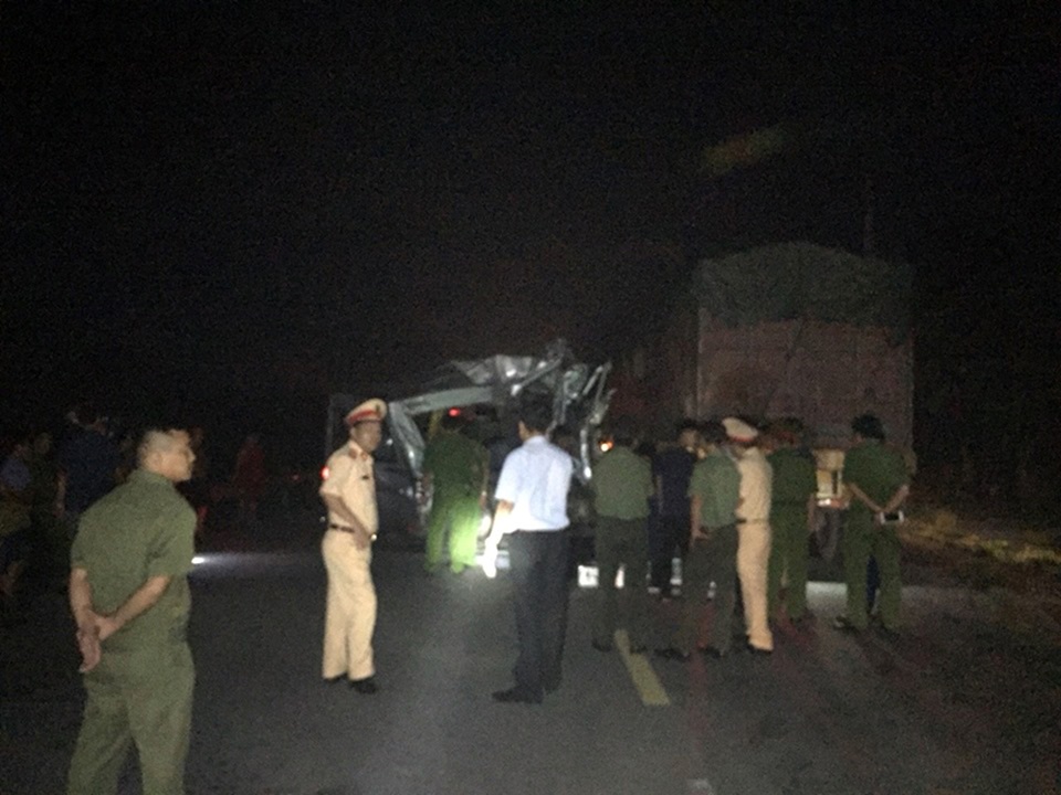 Xe khách húc đuôi xe container trong đêm, 16 người bị thương - 3 Xe khách húc đuôi xe container trong đêm, 16 người bị thương - 3