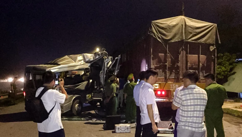 Xe khách húc đuôi xe container trong đêm, 16 người bị thương - 2 Xe khách húc đuôi xe container trong đêm, 16 người bị thương - 2
