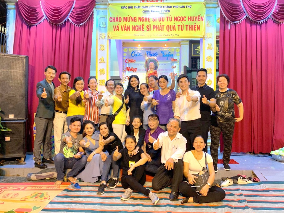 Thy Nhung xúc động khi phát quà cho người nghèo - 1 Thy Nhung xúc động khi phát quà cho người nghèo - 1