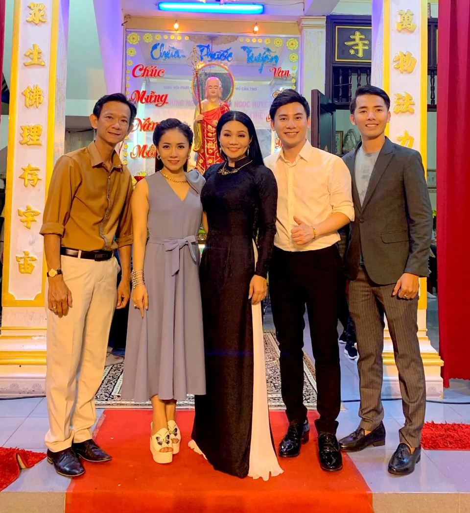 Thy Nhung xúc động khi phát quà cho người nghèo - 2 Thy Nhung xúc động khi phát quà cho người nghèo - 2