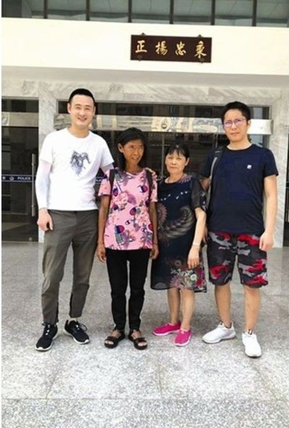 Chàng trai tìm được mẹ sau 20 năm nhờ... xem video trên mạng - 2 Chàng trai tìm được mẹ sau 20 năm nhờ... xem video trên mạng - 2