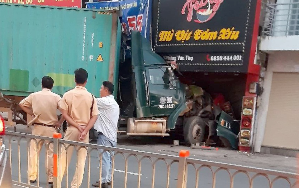 Xe container tông 2 cửa hàng, nhiều người đang ngủ thót tim - 1