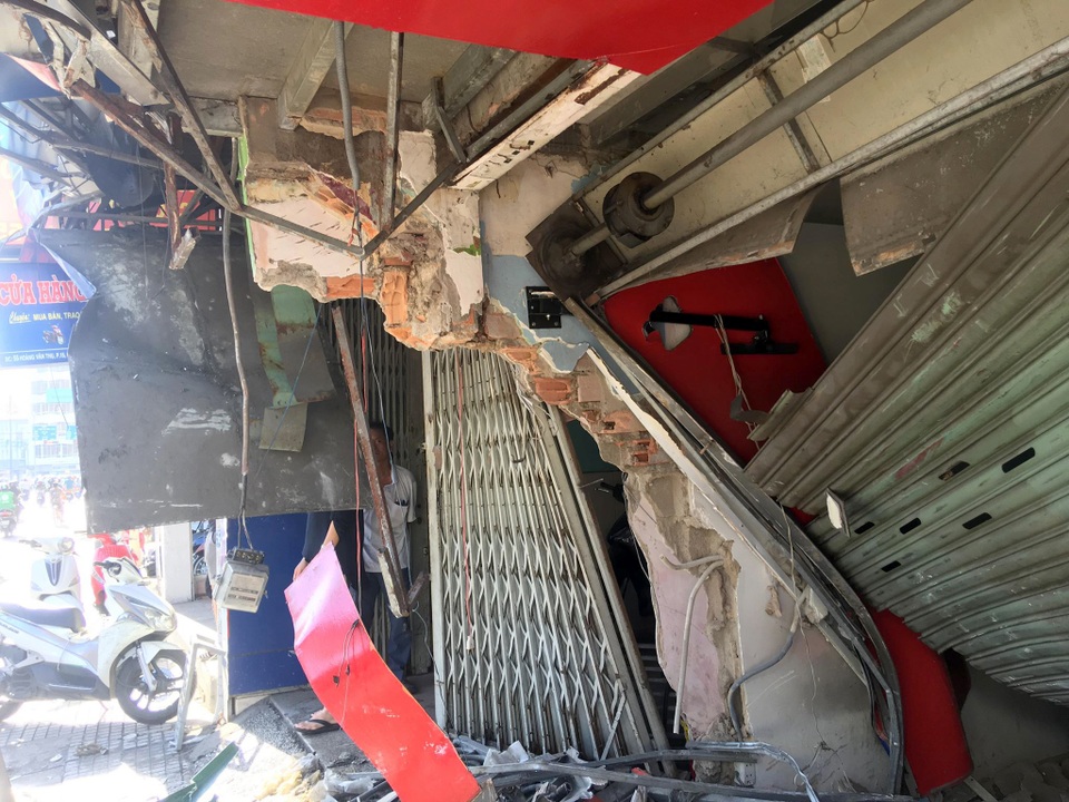 Xe container tông 2 cửa hàng, nhiều người đang ngủ thót tim - 2