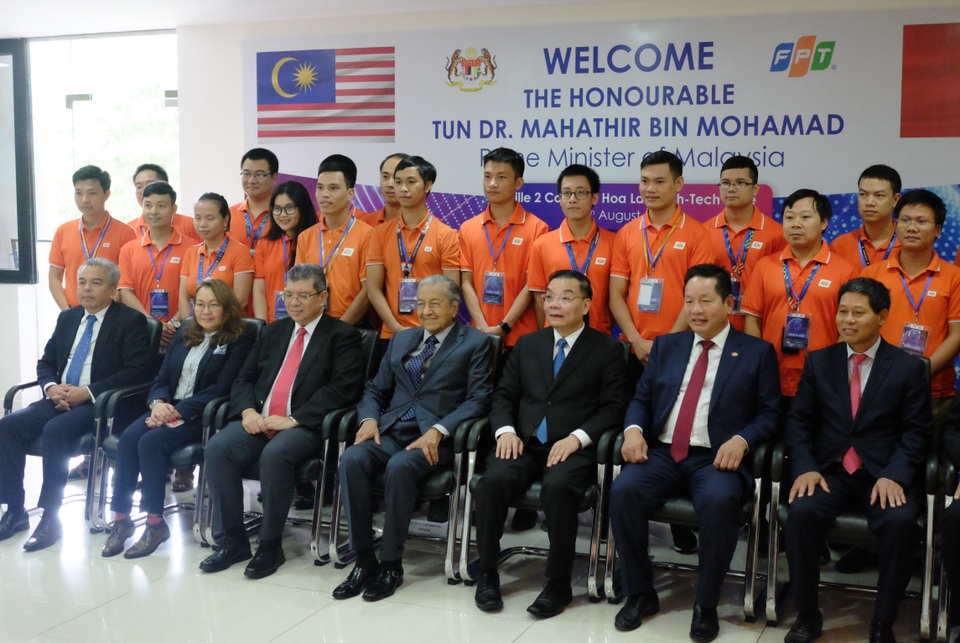 Thủ tướng Malaysia 94 tuổi đến FPT chia sẻ về chuyển đổi số và lái thử xe Vinfast - 4 Thủ tướng Malaysia 94 tuổi đến FPT chia sẻ về chuyển đổi số và lái thử xe Vinfast - 4