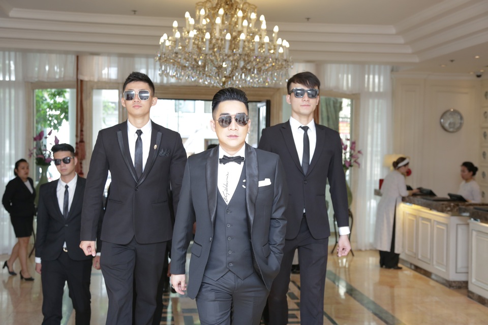 Lệ Quyên mang túi xách hàng hiệu tới họp báo Quang Hà - 2 Lệ Quyên mang túi xách hàng hiệu tới họp báo Quang Hà - 2