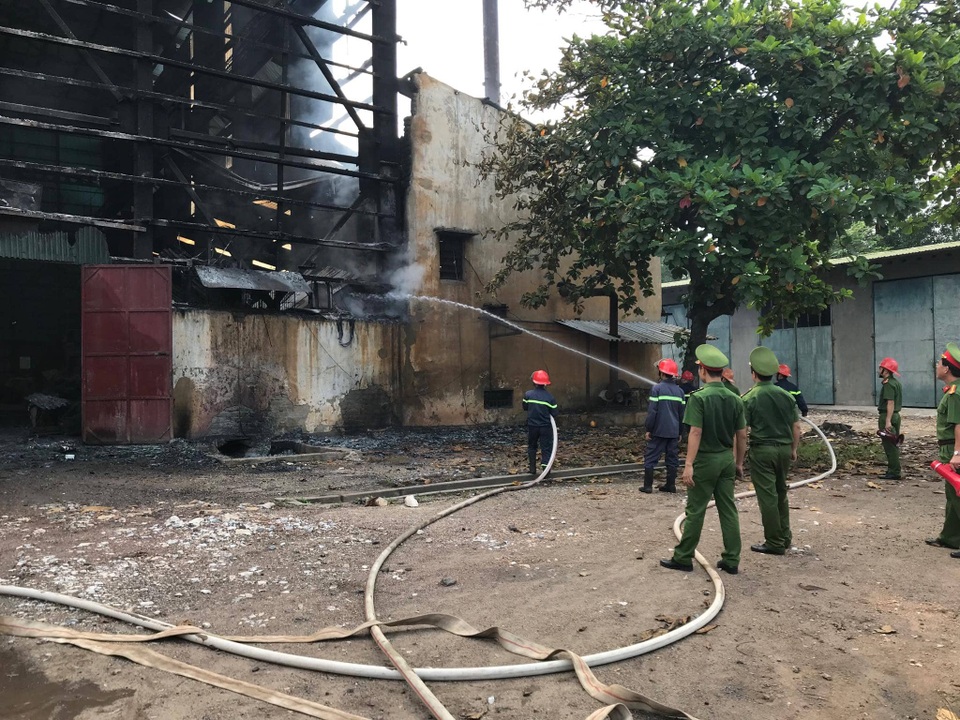 Cháy lớn tại nhà máy luyện thiếc, 8 công nhân may mắn thoát nạn - 5 Cháy lớn tại nhà máy luyện thiếc, 8 công nhân may mắn thoát nạn - 5