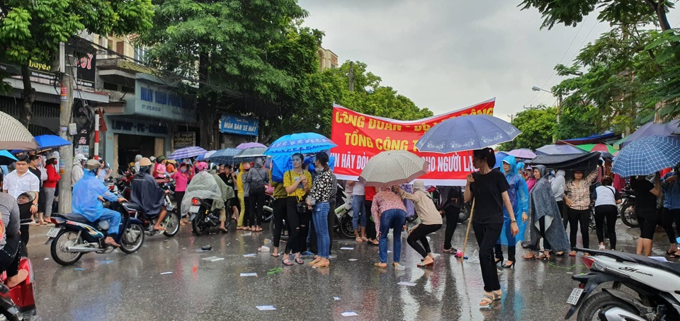 Vụ lãnh đạo doanh nghiệp Đài Loan biến mất: Hàng trăm công nhân đội mưa đòi quyền lợi - 2 Vụ lãnh đạo doanh nghiệp Đài Loan biến mất: Hàng trăm công nhân đội mưa đòi quyền lợi - 2
