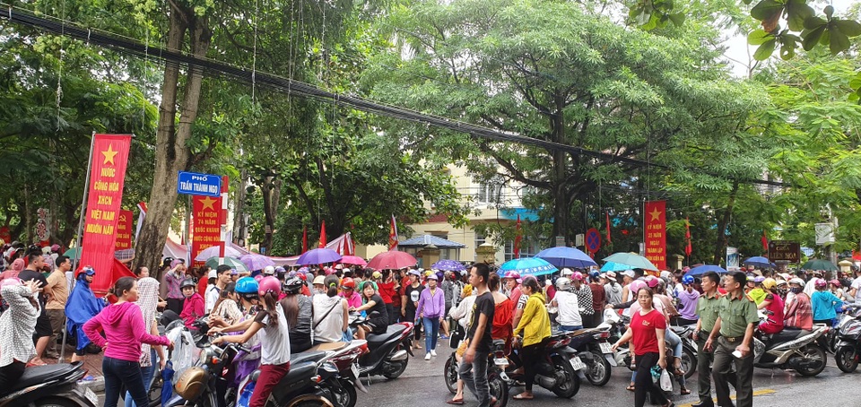 Vụ lãnh đạo doanh nghiệp Đài Loan biến mất: Hàng trăm công nhân đội mưa đòi quyền lợi - 3 Vụ lãnh đạo doanh nghiệp Đài Loan biến mất: Hàng trăm công nhân đội mưa đòi quyền lợi - 3